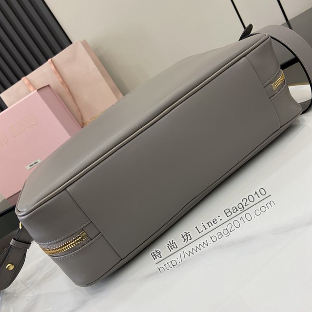 MIU MIU專櫃繆繆最新款二代肩帶款Beau手袋原廠皮手提公事包 jh2659型號：5BB117